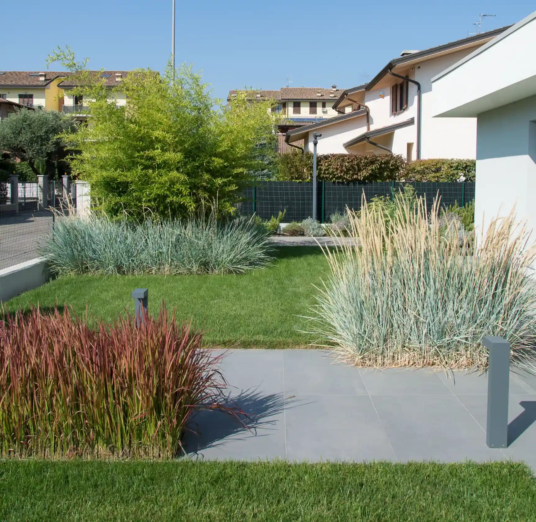 Bellissimo giardino con vialetto